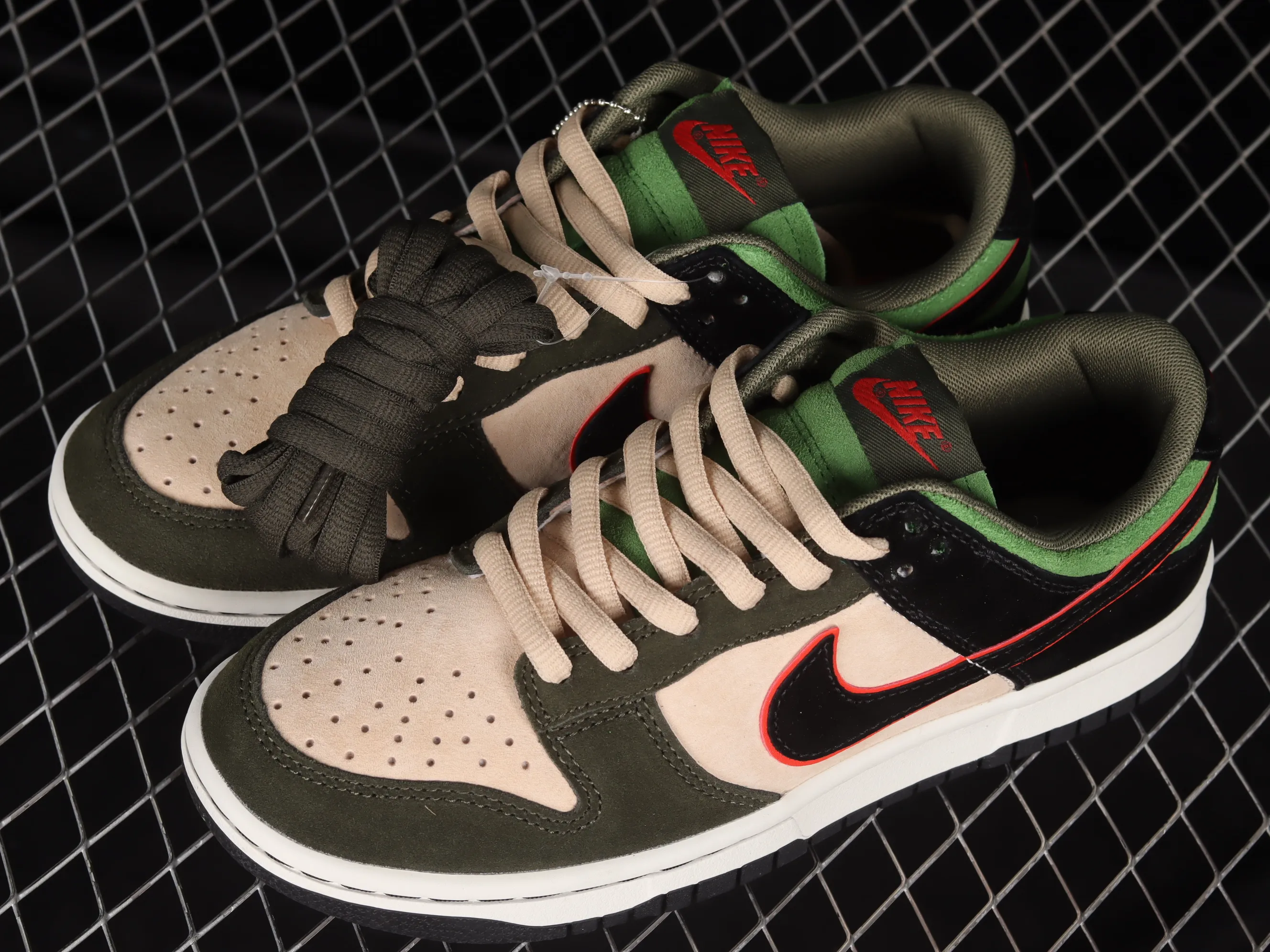 All Categories Nk SB Dunk Series Nk SB Dunk Low Low-top sneakers Otomo Katsuhiro x Nk SB Dunk Low "Steamboy OST" Creative customization collaboration Otomo Katsuhiro joint SB low-top sports and leisure sneakers LF0039-025